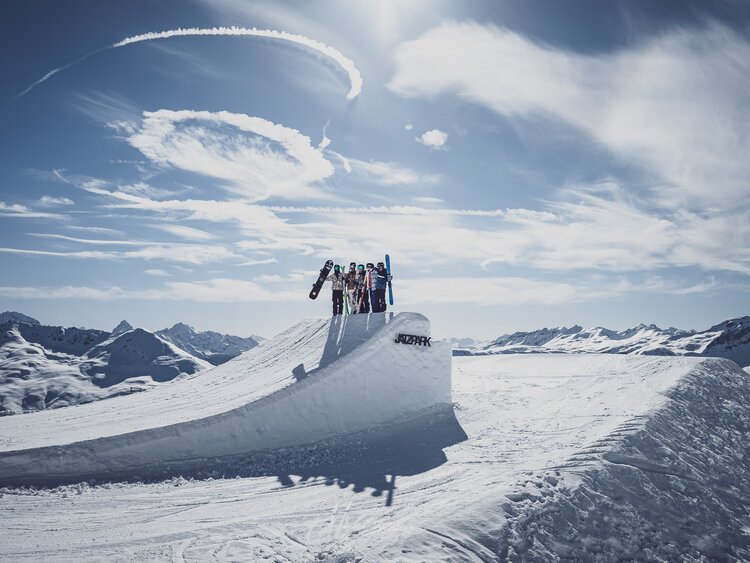 Gruppe Freestyler beim Aufwärmen auf Half Pipe  | © Davos Klosters Mountains 