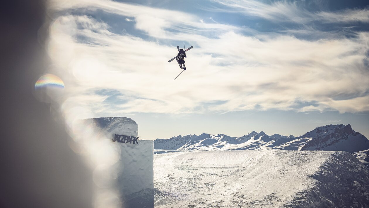 Freestyler aktiv in der Luft  | © Davos Klosters Mountains 