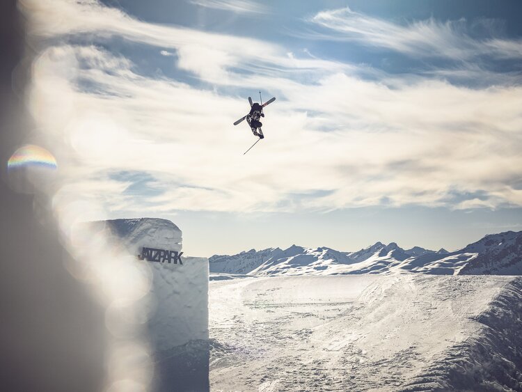 Freestyler aktiv in der Luft  | © Davos Klosters Mountains 