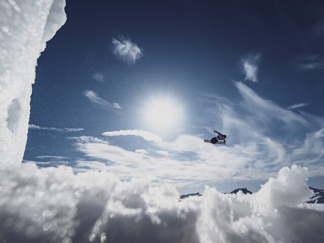 Freestyler aktiv in der Luft | © Davos Klosters Mountains 