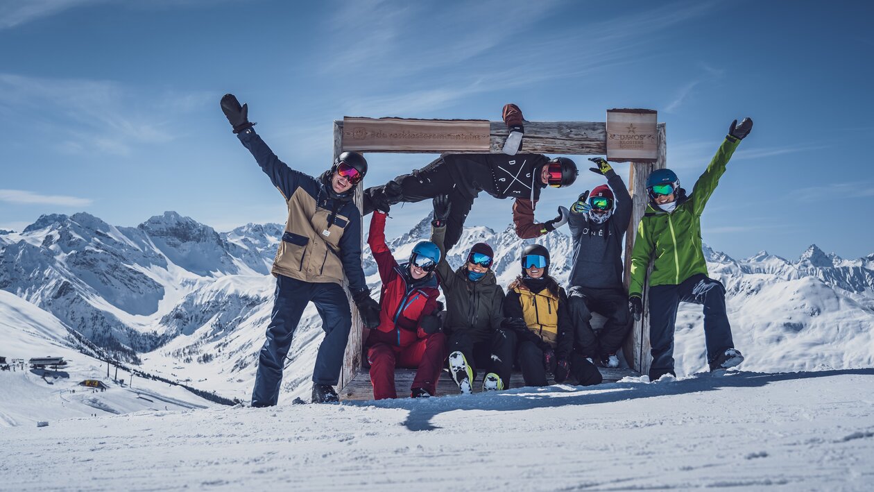 Gruppe beim Fotopoint Jazzhütte  | © Davos Klosters Mountains 
