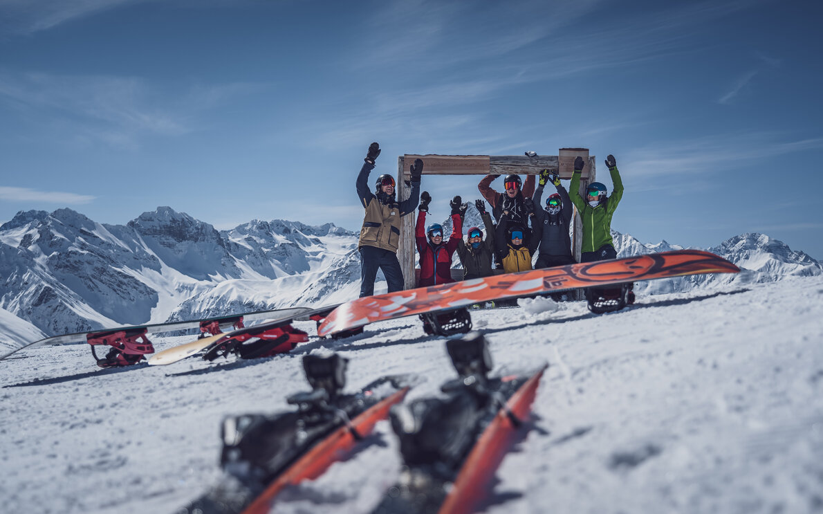Gruppe Wintersportler unter Fotobogen auf Skipiste | © Davos Klosters Mountains 