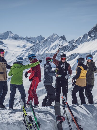 Gruppe Wintersportler am Pause machen  | © Davos Klosters Mountains