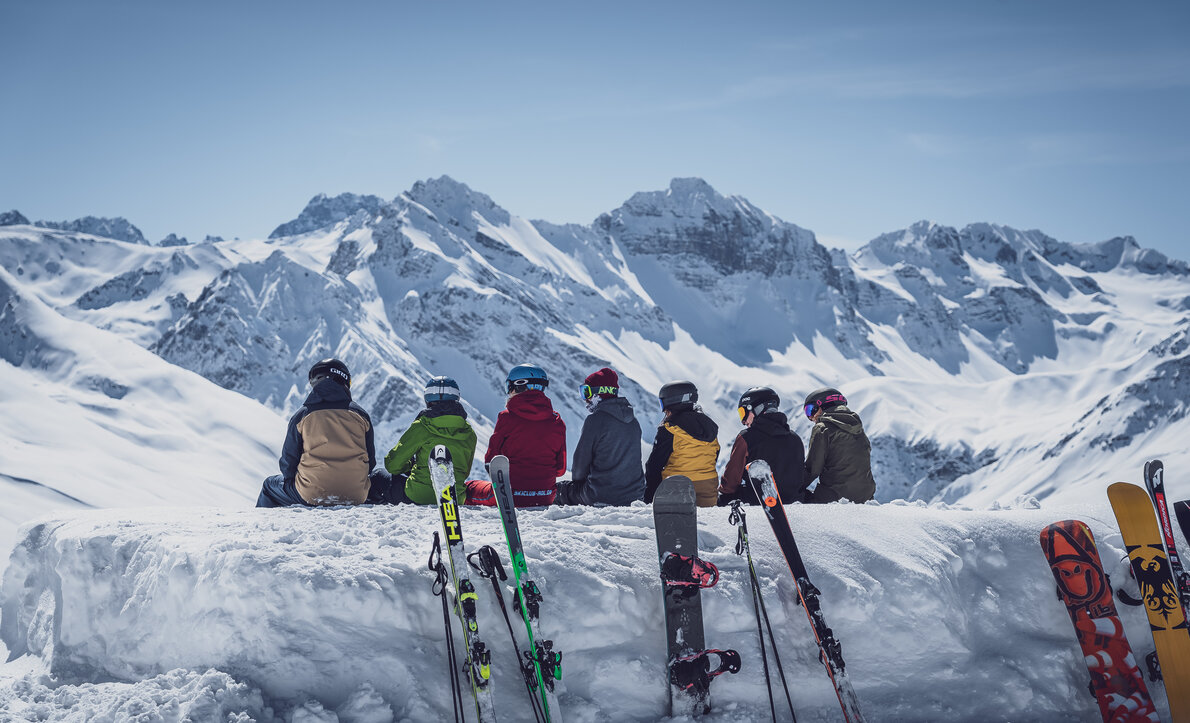 Gruppe Skifahrer am Jakobshorn  | © Davos Klosters Mountains 