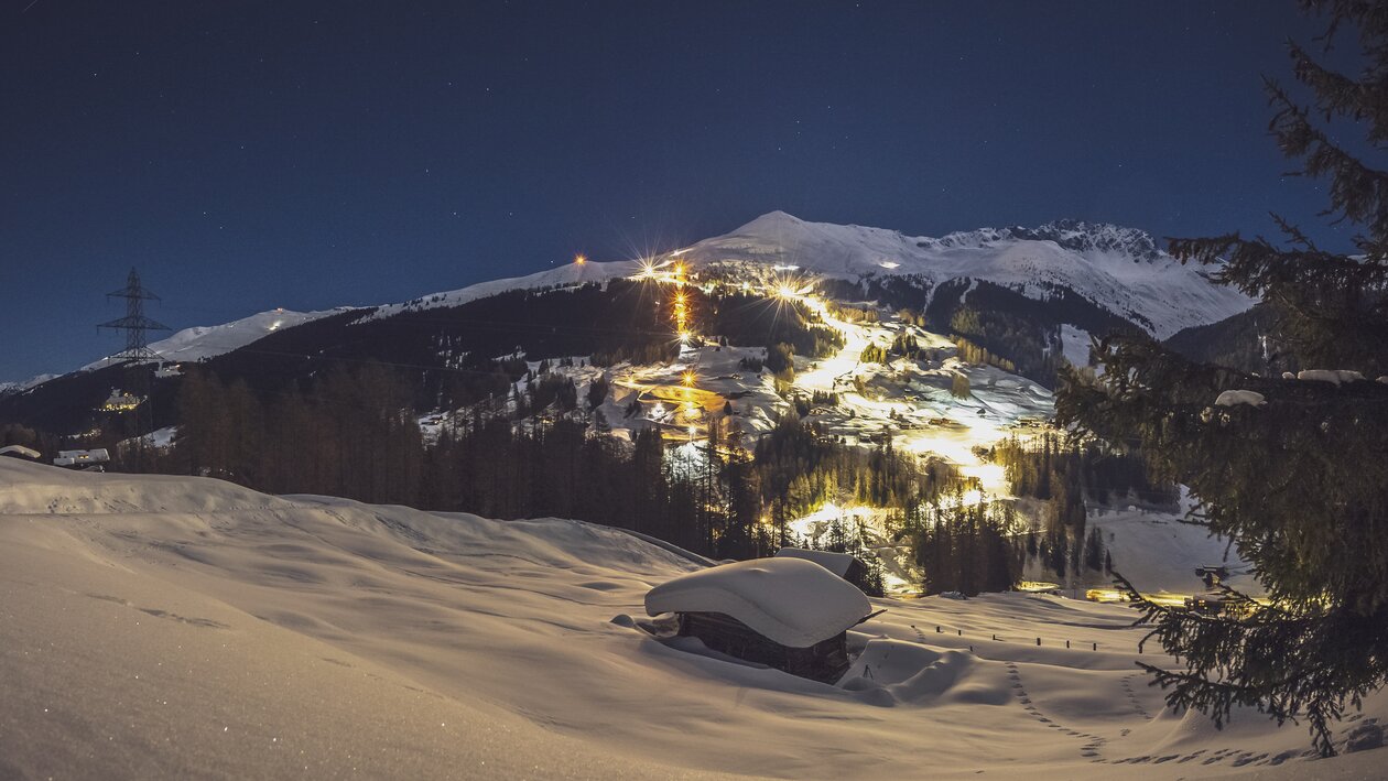 Nachtaufnahme von Davoser Winterlandschaft  | © Davos Klosters Mountains 