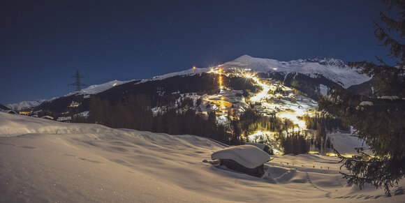 Nachtaufnahme von Davoser Winterlandschaft  | © Davos Klosters Mountains 