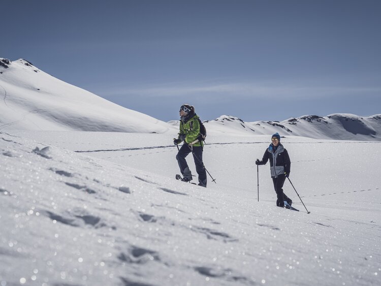 2 Schneeschuhwanderer auf Tour | © Davos Klosters Mountains 