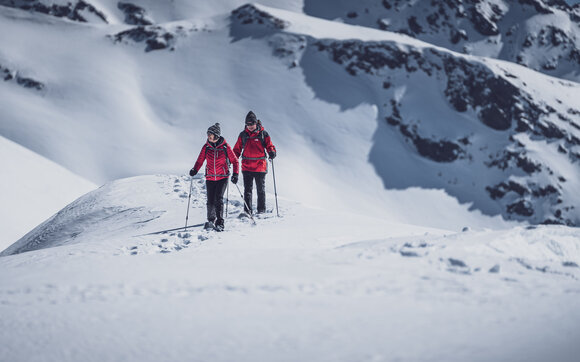 Zwei Senioren laufen mit den Schneeschuhen auf Pischa. | © Davos Klosters Mountains