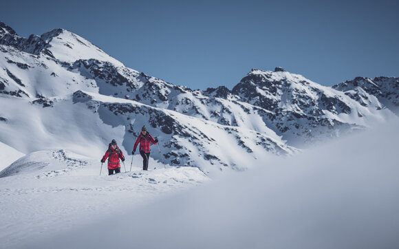 Zwei Senioren laufen mit den Schneeschuhen auf Pischa. | © Davos Klosters Mountains