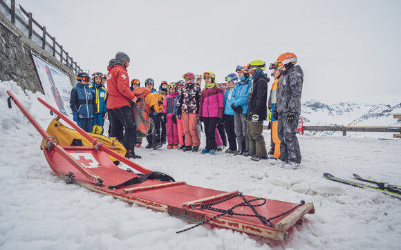 Gruppe Gäste wird vom Pisten und Rettungsdienst direkt auf der Skipiste instruiert  | © Davos Klosters Mountains 