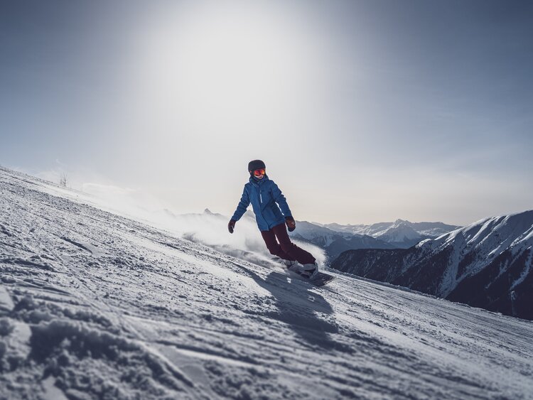 Snowboarder auf Talabfahrt  | © Davos Klosters Mountains 