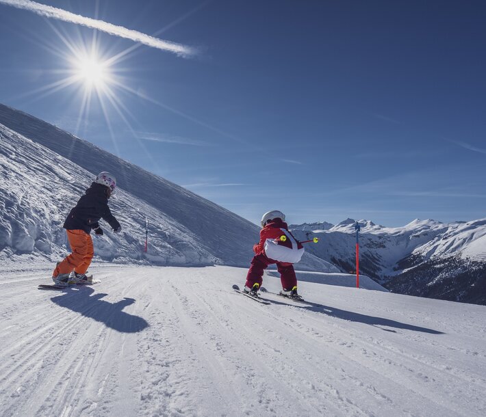 2 Kinder fahren auf der Talabfahrt  | © Davos Klosters Mountains 