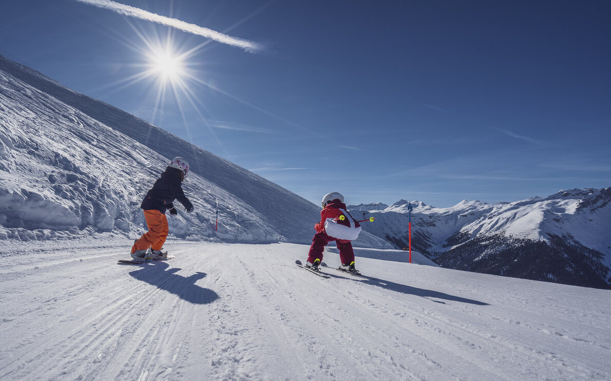 2 Kinder fahren auf der Talabfahrt  | © Davos Klosters Mountains 