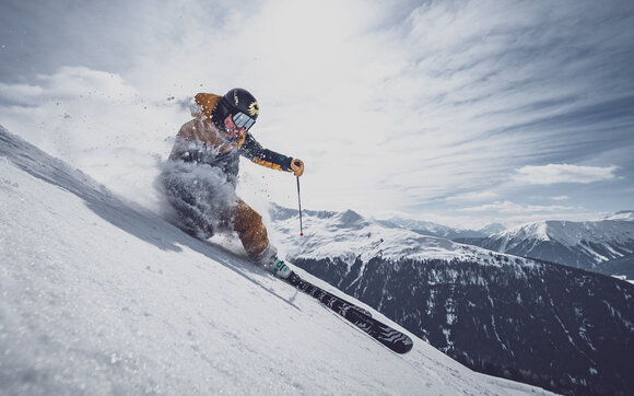 In vollem Tempo fährt ein Skifahrer eine Abfahrt auf dem Jakobshorn. | © Davos Klosters Mountains