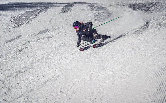 Skifahrer unterwegs auf Steilhang  | © Davos Klosters Mountains 