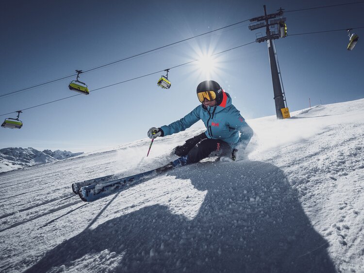 Lokale Skifahrerin Melanie Michel fährt unter dem Totalp Lift auf Parsenn über die perfekte Skipiste. | © Davos Klosters Mountains