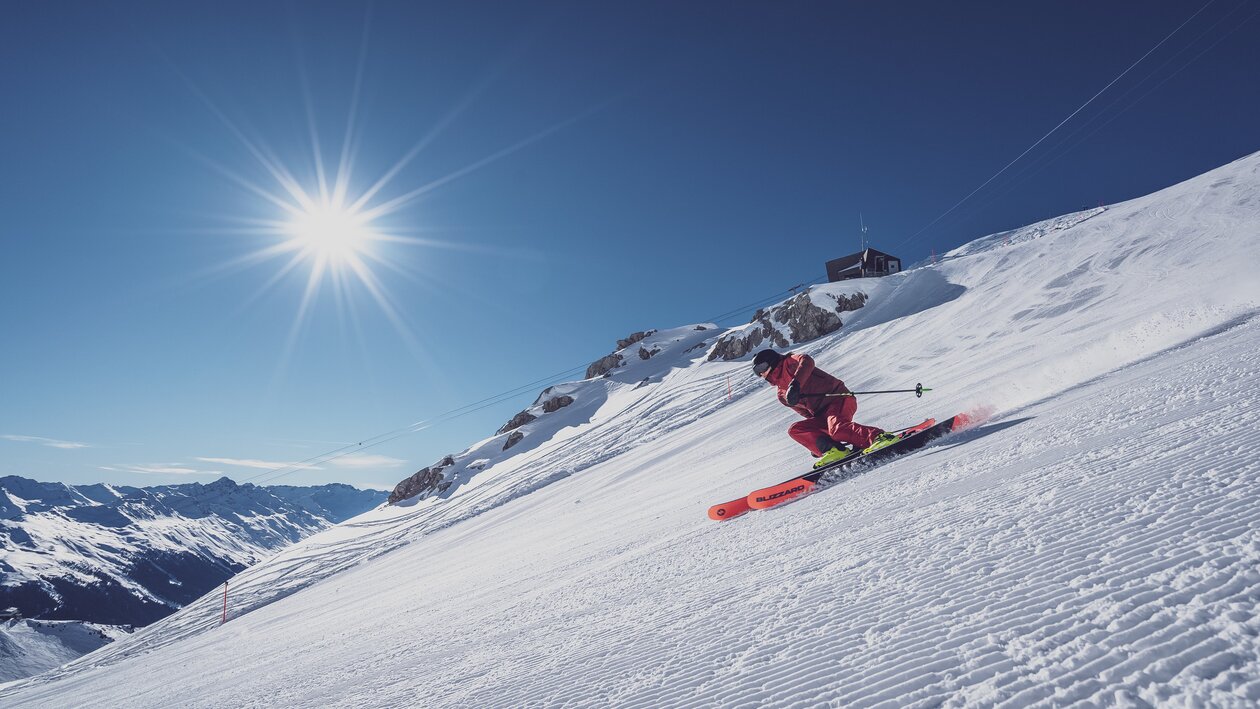 Skifahrer im Steilhang  | © Davos Klosters Mountains 