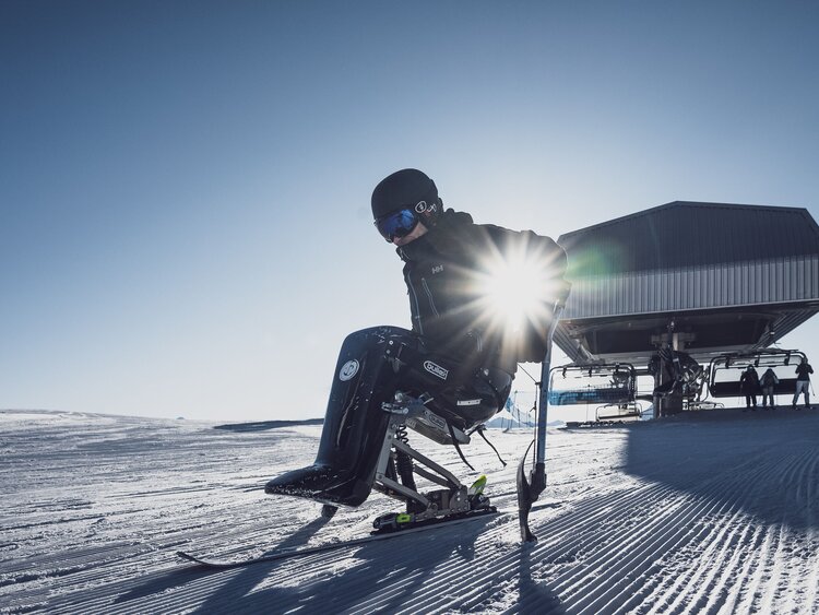Skifahrer mit besonderen Bedürfnissen auf Monoski | © Davos Klosters Mountains 