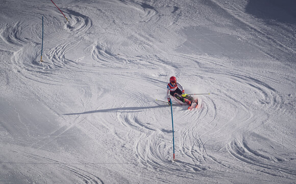 Athlet beim Trainieren auf Skipiste | © Davos Klosters Mountains 