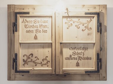 Wunderbare Verzierung an altem Fensterladen aus Holz. | © Davos Klosters Mountains