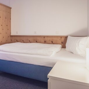 Single room with bedside table | © Davos Klosters Mountains