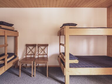 Praktisch eingerichtetes Mehrbettzimmer im Berghostel Jschalp. | © Davos Klosters Mountains