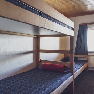 Helles Mehrbettzimmer mit Stockbetten | © Davos Klosters Mountains