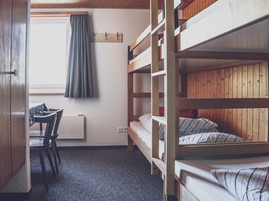 Helles Mehrbettzimmer mit Stockbetten | © Davos Klosters Mountains