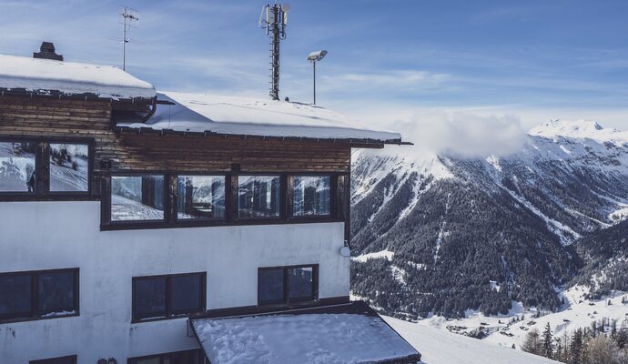 Aussenansicht berghostel mit Bergpanorama. | © Davos Klosters Mountains