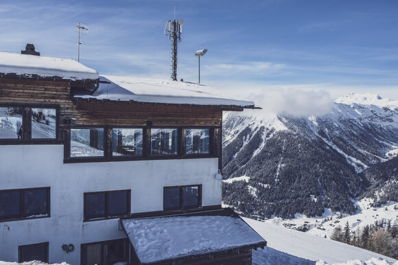 Aussenansicht berghostel mit Bergpanorama. | © Davos Klosters Mountains
