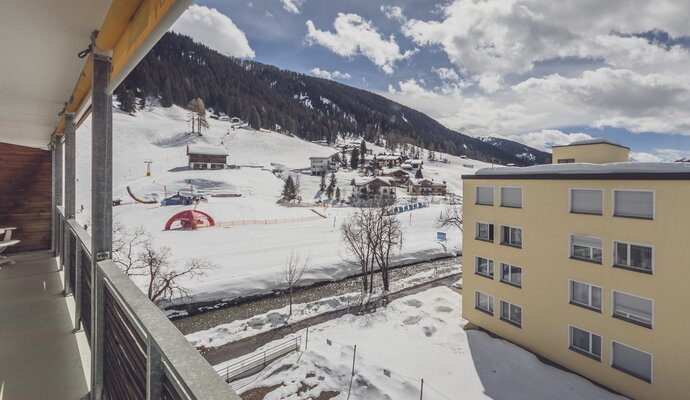 Balkon mit Ausblick zum Bolgen und Landwasser | © Davos Klosters Mountains 