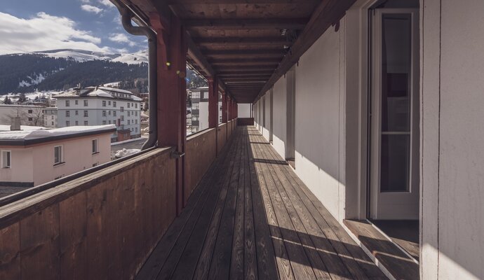 Langer Balkon mit grossen Fenstern  | © Davos Klosters Mountains 