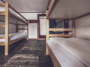 Mehrbettzimmer mit Stockbetten und Waschbecken  | © Davos Klosters Mountains 