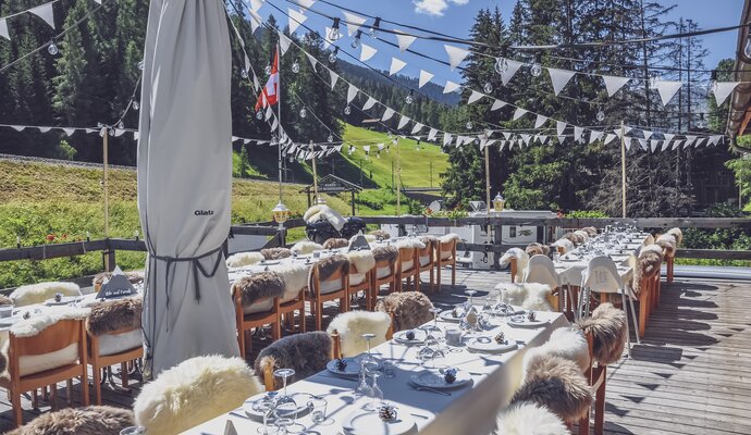 Terrace with covered tables from Camping Rinerhorn | © Davos Klosters Mountains