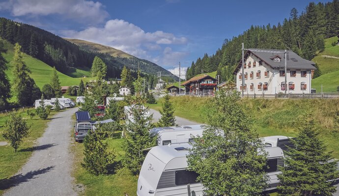 Grüner Campingplatz mit Bäumen | © Davos Klosters Mountains