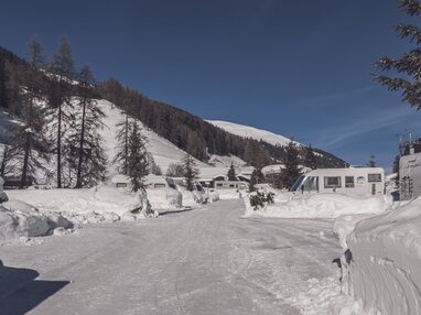 Beschneiter Stellplatz am Fluss beim Rinerhorn. | © Davos Klosters Mountains