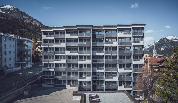 Mehrstöckiges Gebäude mit blauer Fassade und Balkonen | © Davos Klosters Mountains 