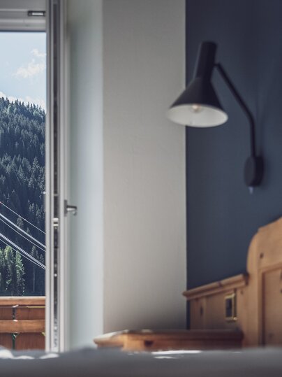 Zimmer mit Fenster und Blick auf Bergstation Jakobshorn | © Davos Klosters Mountains 