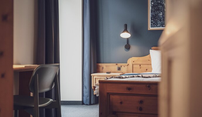 Hotelraum mit Schreibtisch und Bett | © Davos Klosters Mountains