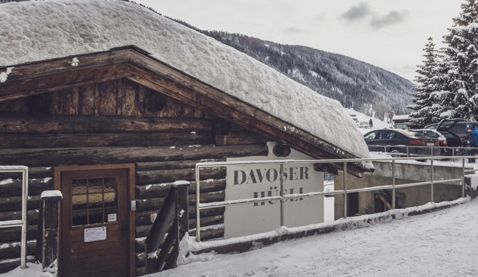 Chalet mit schneebedeckten Dach  | © Davos Klosters Mountains 