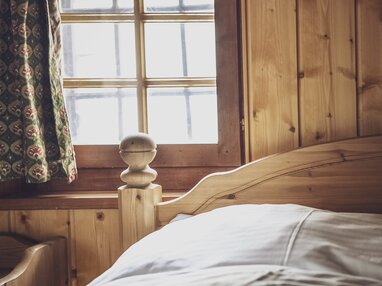 Hotelbett mit kleinem Fenster | © Davos Klosters Mountains