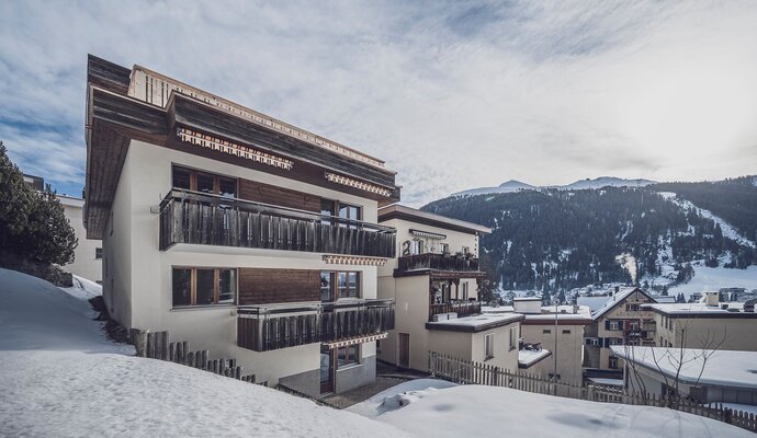 Wohnhaus mit Holzbalkonen  | © Davos Klosters Mountains 