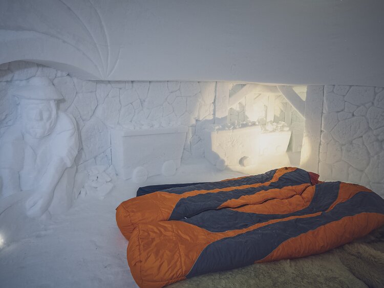Doppelbettzimmer im Schnee Iglu mit Schlafsäcken | © Davos Klosters Mountains