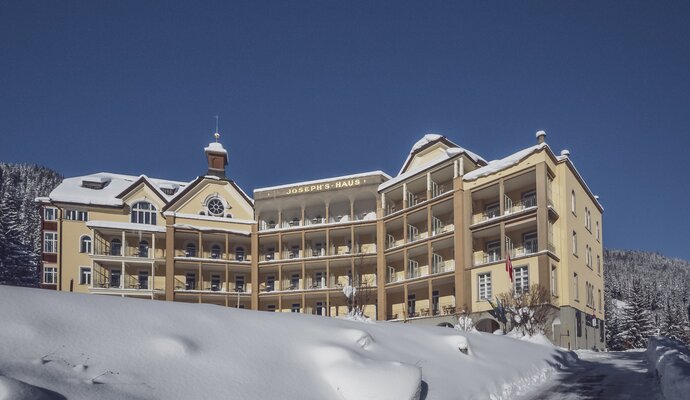 Large multilevel building with windows and balconies | © Davos Klosters Mountains 