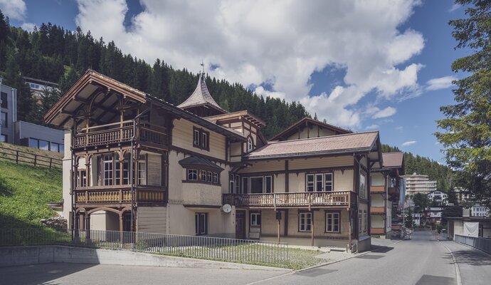 Älteres Gebäude mit Balkonen | © Davos Klosters Mountains 