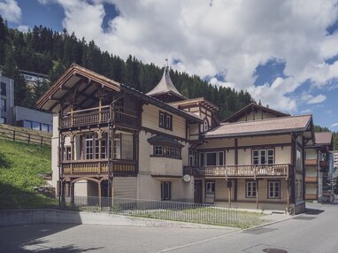 Älteres Gebäude mit Balkonen | © Davos Klosters Mountains 