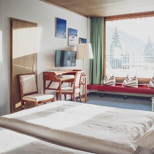 Helles Familienhotelzimmer mit Schreibtisch | © Davos Klosters Mountains