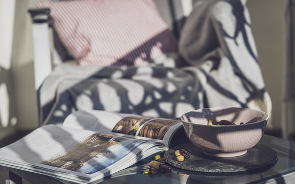 Liegestuhl mit Decke, Tisch mit Buch und kleiner Schüssel für Apero | © Davos Klosters Mountains