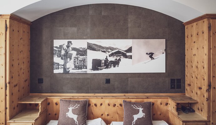 Wandbild über dem Doppelbett | © Davos Klosters Mountains