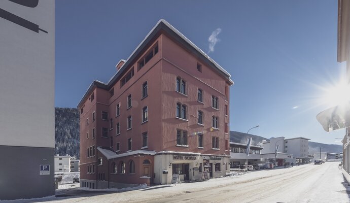 Hotel Ochsen in the wintry exterior view | © Davos Klosters Mountains